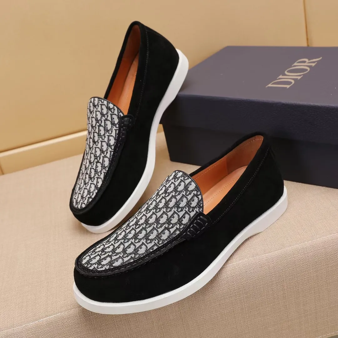 Men's Men's Shoes 💰400 [New Style] 🏍️🏍️Dior - This Dior Granville loafer is a casual dress shoe. Crafted from luxuriously soft beige suede, it features a beige Oblique print panel on the upper. The lightweight cream-white rubber sole is more sophisticated. The Dior Oblique pattern is engraved on the outsole to enhance the style, and the Dior logo is engraved on the back side. Adds elegance to any casual look.
